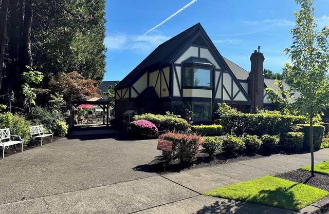 TUDOR COTTAGE SUITE - Autzen Stadium - PK Park - UO - Hayward Field