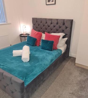 Tudors eSuites - Three Bedroom House with Garden and Driveway #24StL