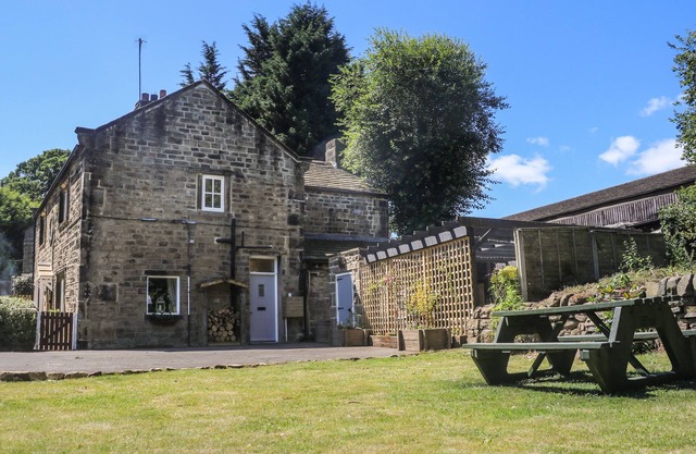 TULIP COTTAGE, pet friendly, character holiday cottage in Baildon