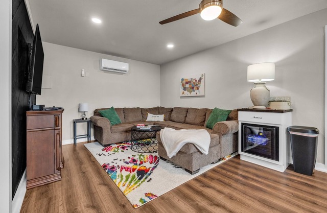 Tulsa Getaway w/Pergola-Grill-TV's & Personal AC/Heater in Every Bedroom