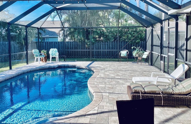 Turtles By the Bay Comfy Fun Sunny Retreat by the Bay w/Crystal Water, Pool