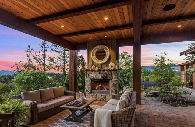 Tuscan Craftsman on Vineyard Estate, close to hiking, vineyards