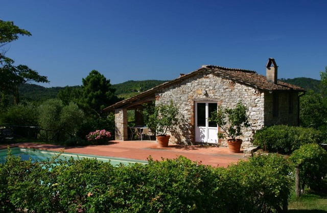 Tuscan house in idyllic scenic tranquility in hills between Lucca and sea WiFi