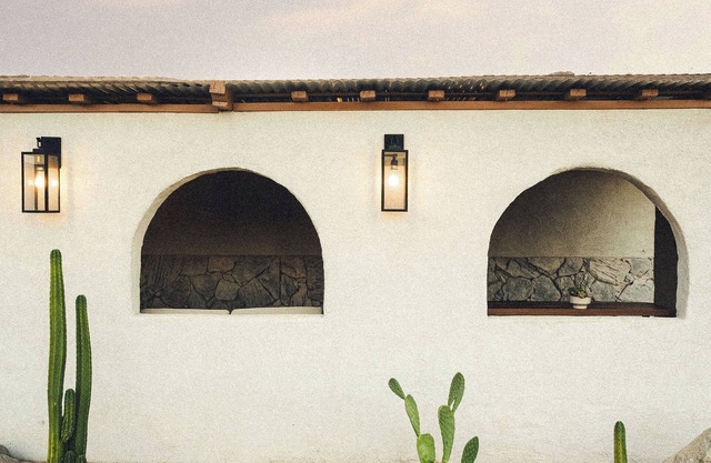 Twilight Palms Retreat: heated pool, hot tub, outdoor movie, wellness space