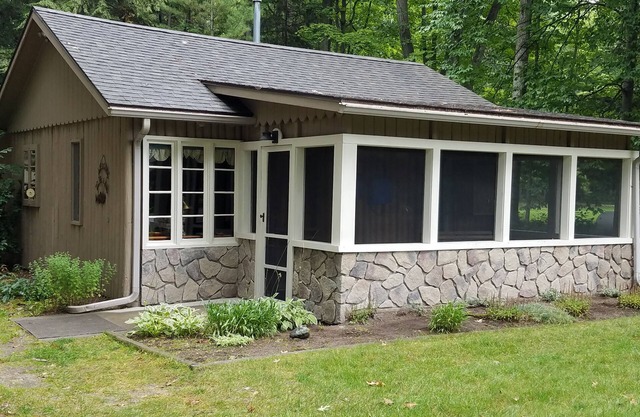 Twin Birch Resort - The Brown Bear Cabin: Lake Access with Rowboat and Kayak!