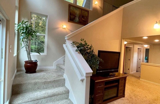 Twin Creeks Chalet - peaceful, unique property and house