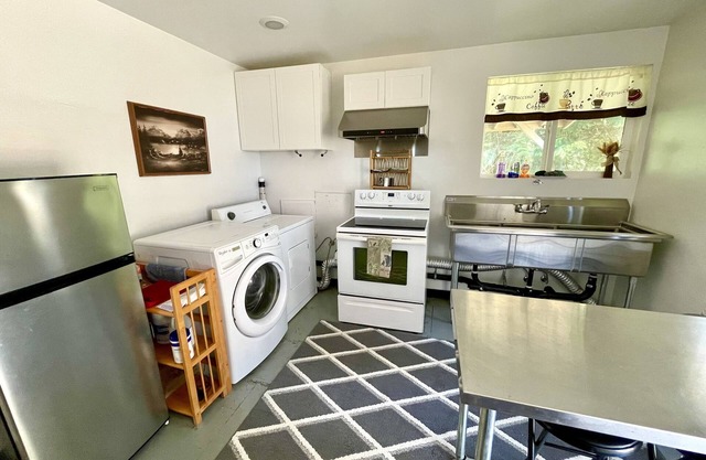 Twin Creeks Cottage - Private and peaceful guest house near beach