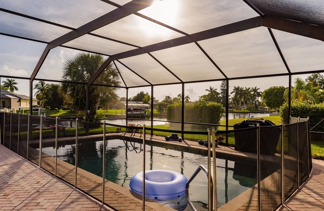 Twin house shared pool 2 King bedrooms, 1 sofa sleeps 8