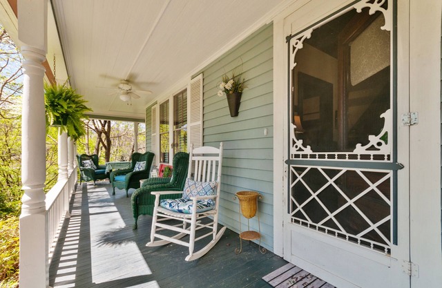 Twin Maples Farmhouse-Walk to Dining, Shops & Pubs