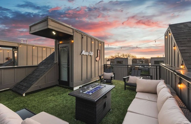 TWO Adjacent Homes - Sleeps 24 - Only 3 miles to Broadway