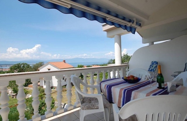 Two bedroom apartment with balcony and sea view Kremenići, Krk (A-21724-a)