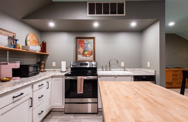 Two Bedroom Apartment In Historic Nulu Property