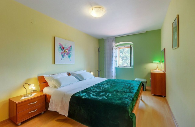 Two bedroom apartment with terrace Nerezine, Lošinj (A-8049-a)