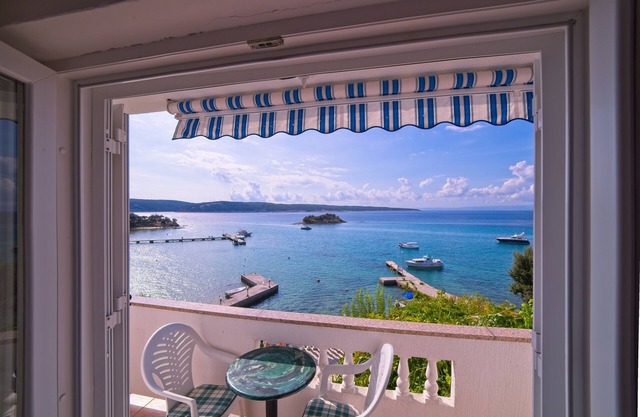 Two bedroom apartment near beach Supetarska Draga - Gonar, Rab (A-16761-a)