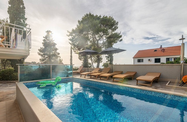 Two bedroom apartment with air-conditioning Sutivan, Brač (A-15665-b)