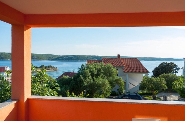 Two bedroom apartment with terrace and sea view Supetarska Draga - Gonar, Rab (A-16738-a)