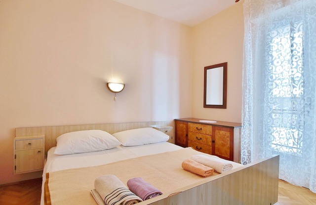 Two bedroom apartment with terrace Palit, Rab (A-17881-b)