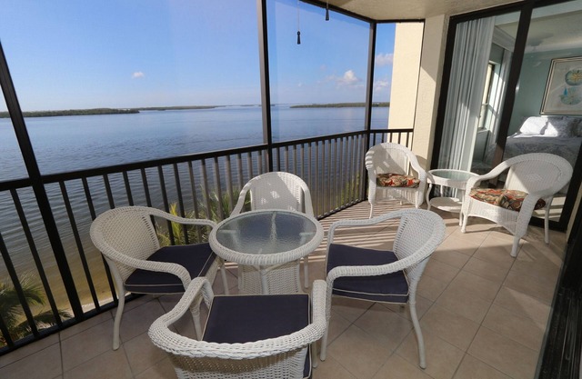 Two Bedroom, Bayfront Condo - Sanibel Harbour Resort 514- H