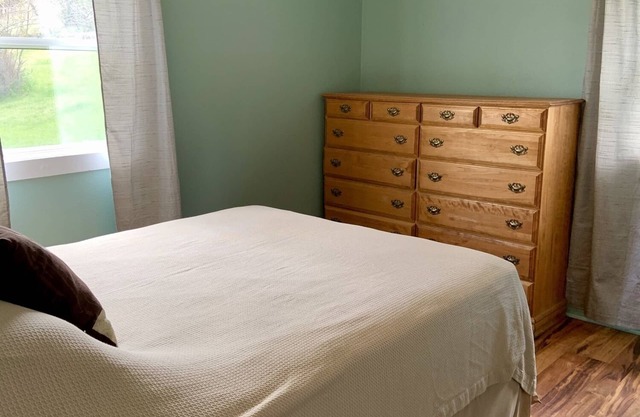 Two bedroom cabin, private lake, pet friendly