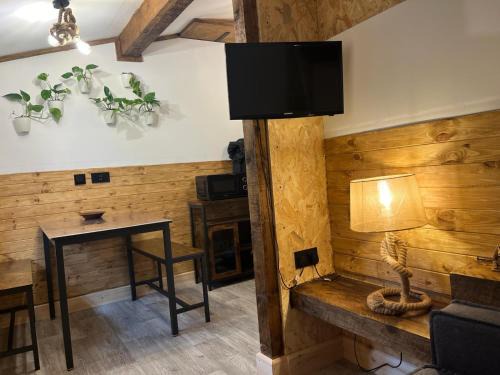 Two-Bedroom Cosy Country Lodge with Private Patio