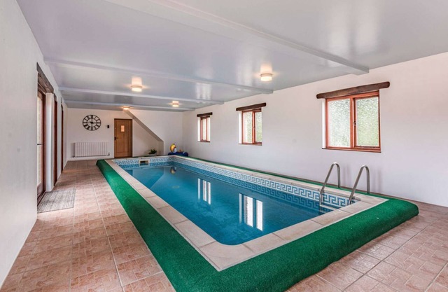 Two bedroom holiday accommodation with indoor swimming pool - Meadow View