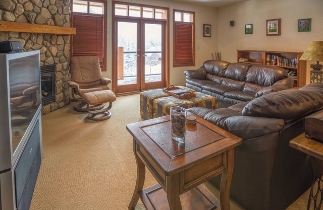 Two Bedroom | Sleeps 2-4 | Silver Tip Lodge