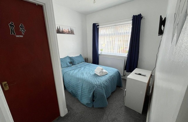 Two-Bedroom suite with Kitchenette 5 mins walk to the sea