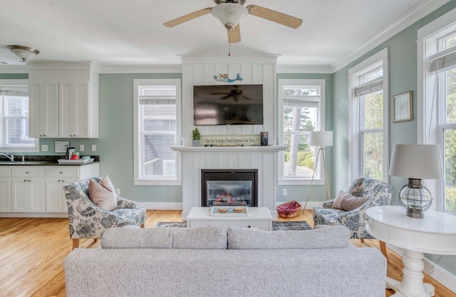 Two-Bedroom, Two Bath Condo Near French Café Has Sweet Décor and Amenities!