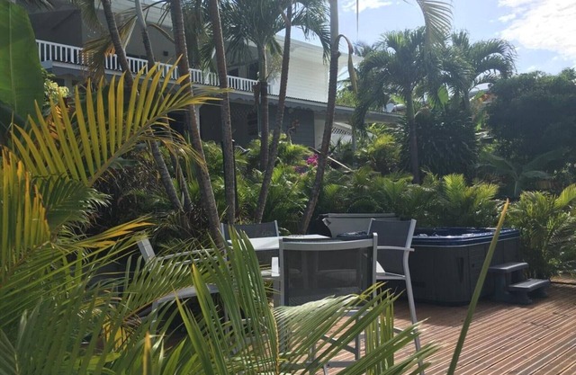 TWO GITES 3 * RECENTS /JACUZZI WOOD JOLAN STE ANNE 3 STARS