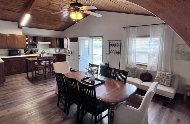 TWO Kitchens, 13 guests, pets, 2 laundry