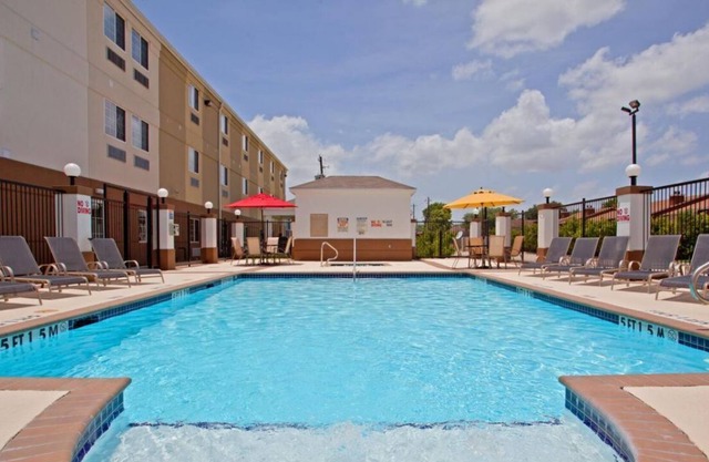 Two Lovely Units, Kitchen, Near Attractions, Pool