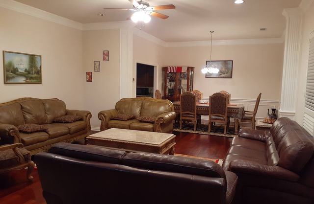 Two Miles to AT&T Stadium, Family size unit at very nice area