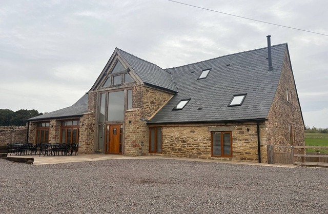 TWO PARKS BARN, with open fire in Ross-On-Wye