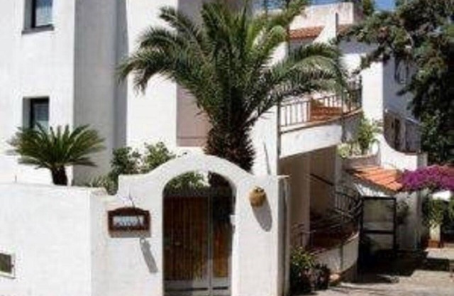 Two-room apartment for 4 people in Residence in the center of Ischia Porto