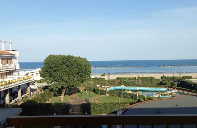 Two-room beachfront apartment sleeps 4 in park with pool in Villa Rosa (TE)