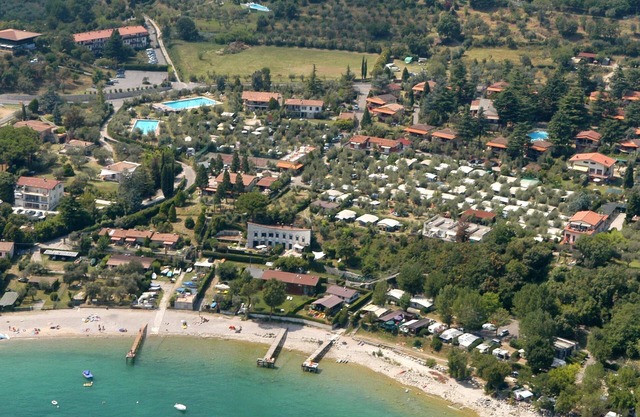 Two-room villa sleeps 4 direct to lake with pool and tennis