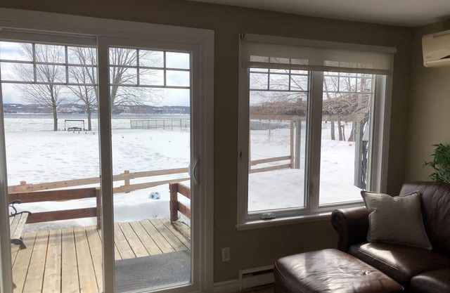 Two storey house located on the St-Lawrence river with 3 bedrooms 3 double beds.