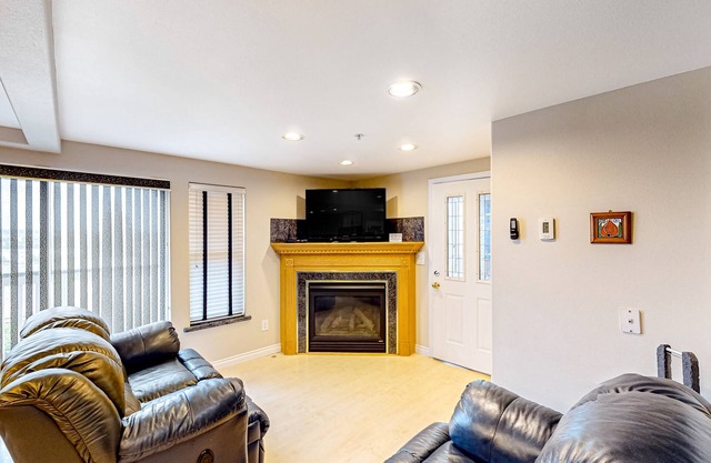 Two-story condo with fireplace & balcony in the heart of Phinney Ridge