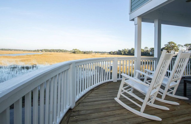 Two-Story Marina Home w/ Spectacular Sunset Views - Steps to Boathouse