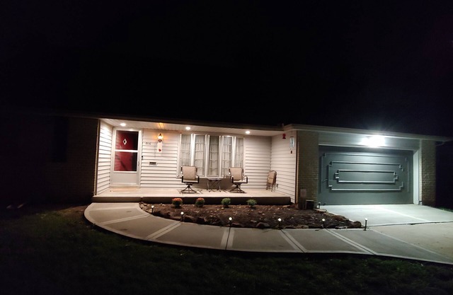 Two story ranch sleeps 8 in the quaint area of KC, only 8 miles from KC Stadium
