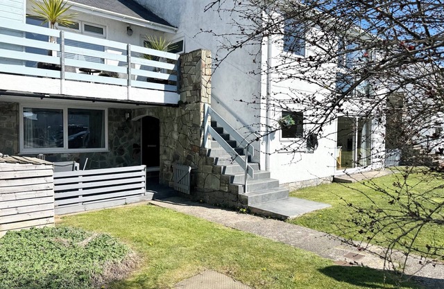 TY GOLAU, pet friendly, country holiday cottage in Llanbedrog