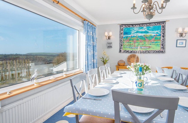 Ty Gwyn, Holiday Cottage Manorbier, Sleeps 8, 4 bedrooms, bathrooms