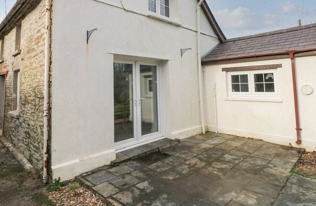 TY NEWYDD, pet friendly, character holiday cottage in Carmarthen