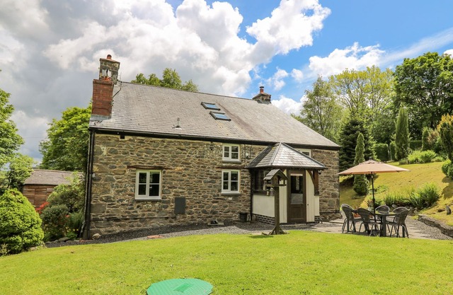 TY UCHAF, pet friendly, character holiday cottage in Llanbrynmair