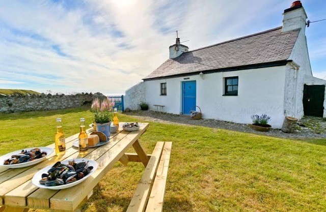 Tyn Towyn - a coastal that sleeps 4 guests in 2 bedrooms