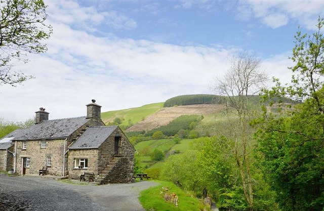 Tyn Y Ceunant - Three Bedroom Cottage, Sleeps 6