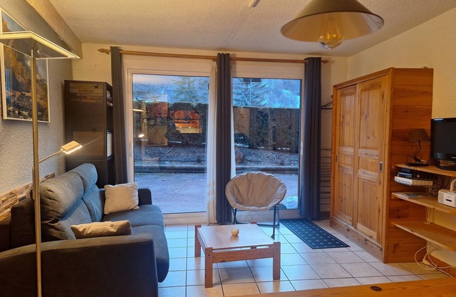 Typical and south-facing ground floor apartment close to the trails and stores