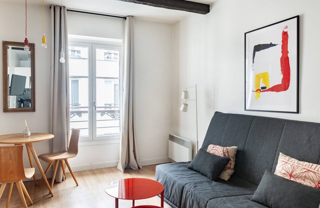 Typical nest on Champs-Elysées - Civil lease