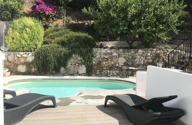 Typical white Andalusian house in the heart of PUEBLO, with swimming pool and jacuzzi