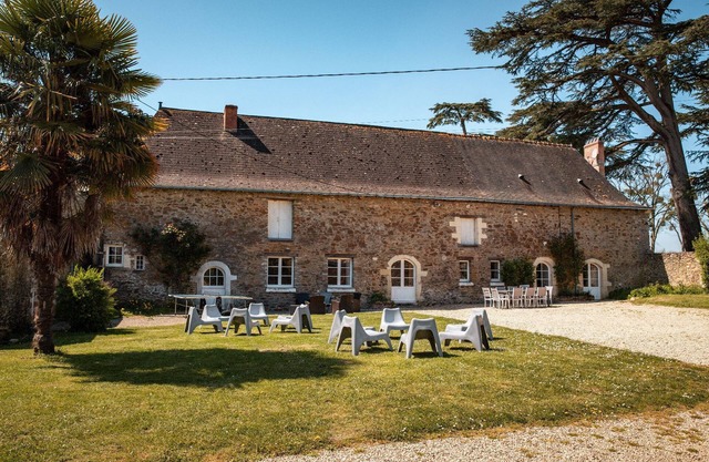 Typically Angevine farmhouse, heated pool